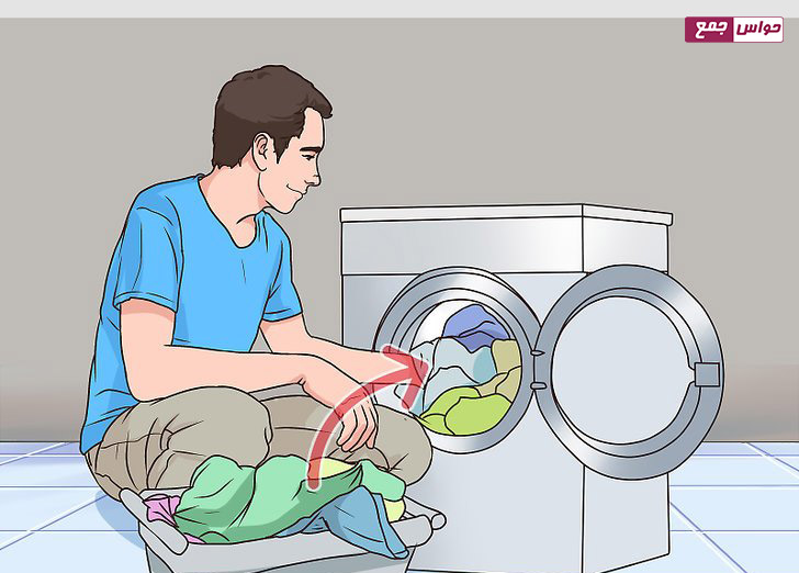 قرار دادن لباس درون ماشین لباس شویی