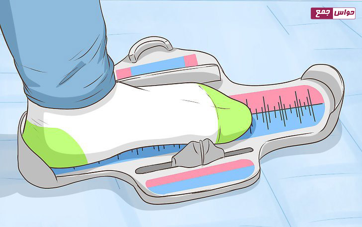 کمک از فروشنده کفش ورزشی برای اندازه گیری پای کودک
